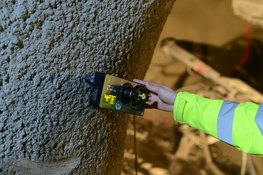 Prüfung der Betonoberfläche mit Messgerät auf der Baustelle