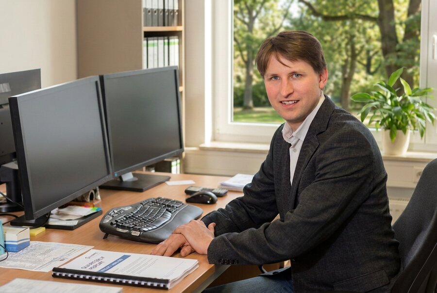 Portrait DI René Stelzer im Büro